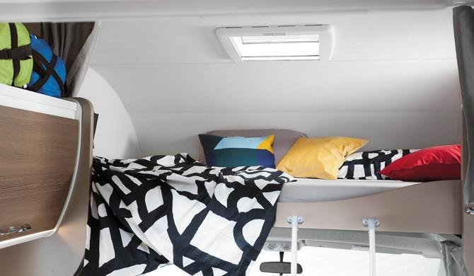 Het bed boven de bestuurderscabine in de Rent Easy Family First camper