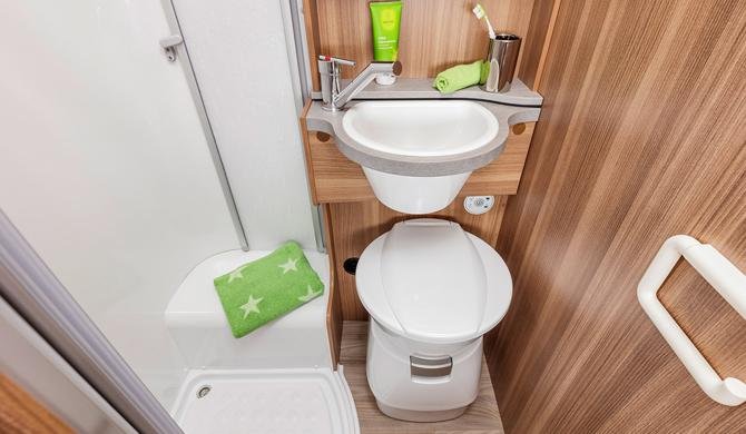 De compacte badkamer in de Apollo Family Voyager camper