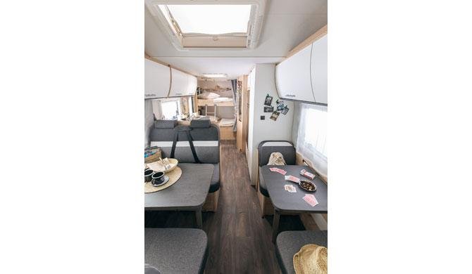 Het interieur van de McRent EcoLine 6 camper