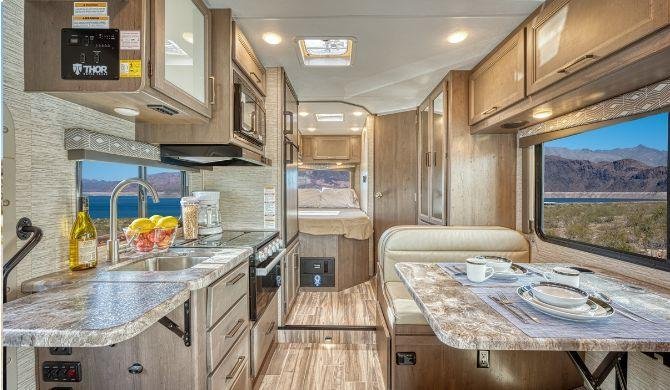 Het interieur van de El Monte C22 camper