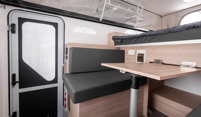 De dinette in de Apollo Adventure camper