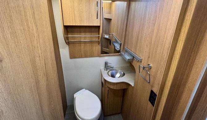 De Badkamer in de Fraserway B+ Premium camper