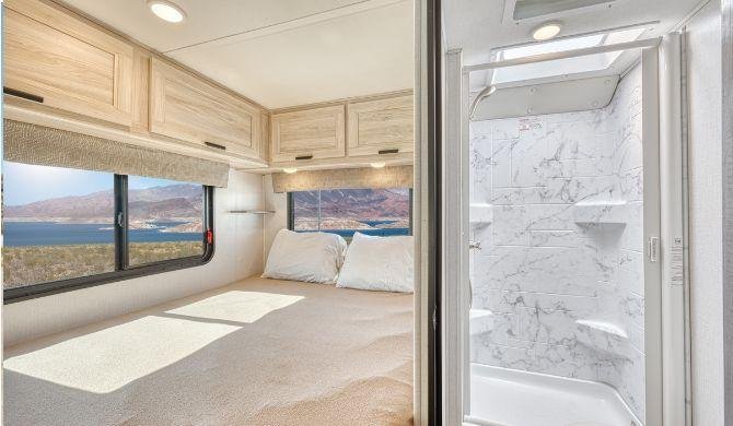 Het interieur van de El Monte C25 camper