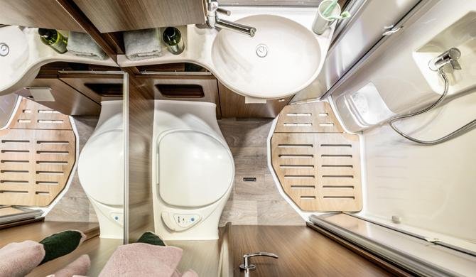 De compacte badkamer in de Rent Easy Exclusive Classic camper