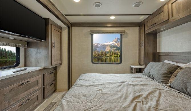 Het bed achterin de Mighty A-Class Family Sleeper