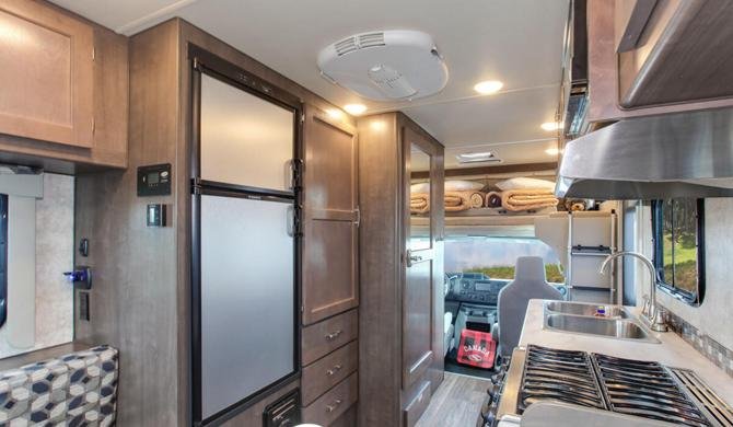 Het luxe interieur van de Four Seasons C-Small camper