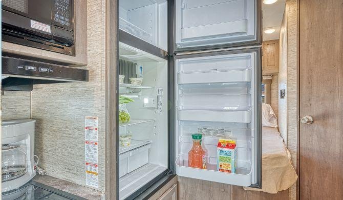 Het interieur van de El Monte C22 camper