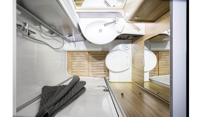De compacte badkamer in de Rent Easy Active Extra camper