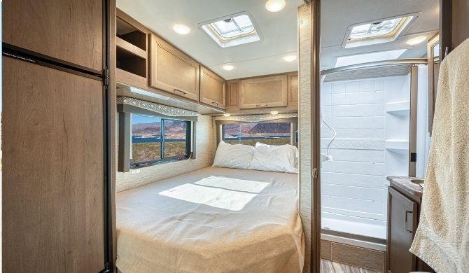 De slaapkamer van de El Monte C22 camper