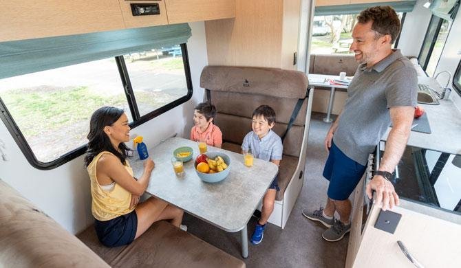 Het interieur van de Maui Beach camper