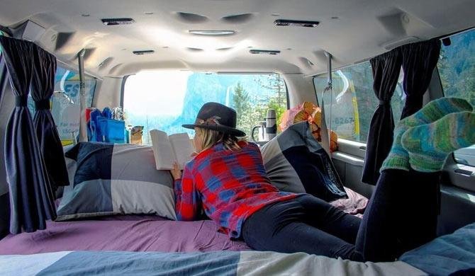 Het bed in de Mavericks camper van Escape Campervans