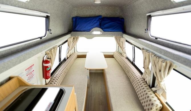 Het interieur van de Apollo Hitop camper