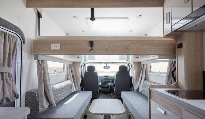 De compacte leefruimte van de Lets Go 2 Berth Voyager Deluxe camper