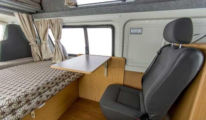 Het interieur van de Hippie Endeavour camper