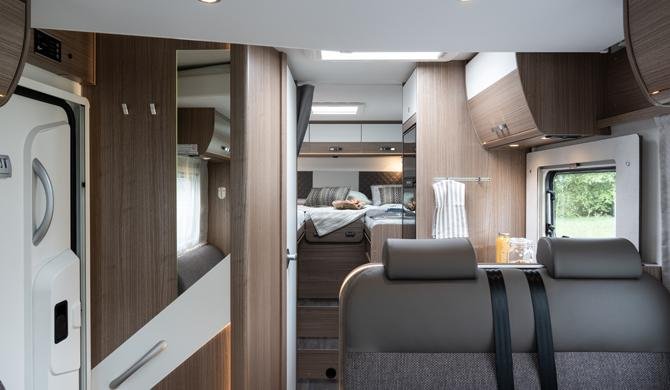 Het luxe interieur van de Rent Easy Family Classic camper