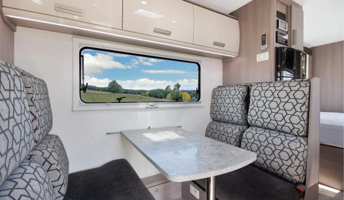 De dinette in de Let's Go 6 Berth Royale camper