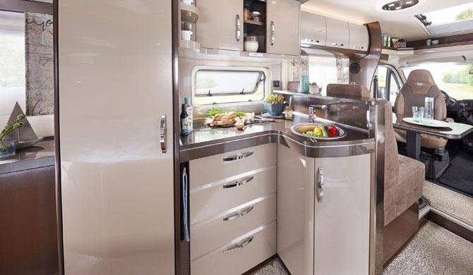 De keuken in de Touring Cars Medium camper