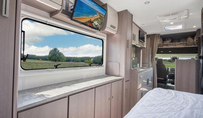 Het interieur van de Let's Go 6 Berth Royale camper