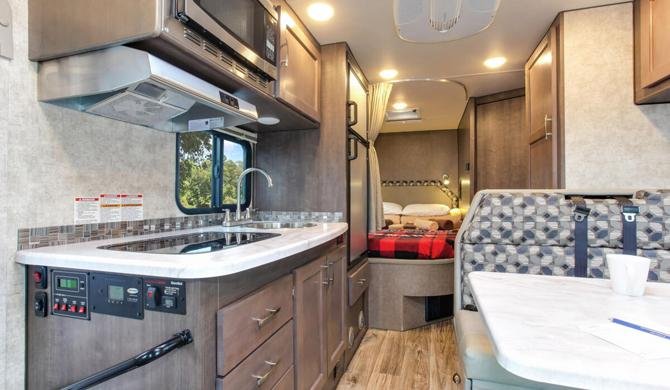 Het luxe interieur van de Four Seasons C-Medium camper