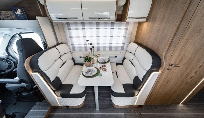 De dinette voorin de Just Go Navigator camper