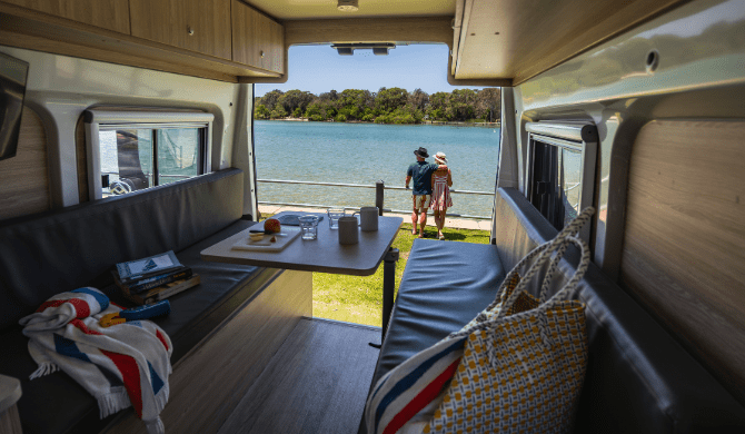 De dinette achter in de duo camper van Mighty