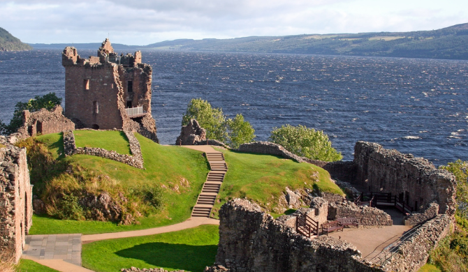 Breng een bezoek aan Urquhart Castle, bekend van de serie Outlander, tijdens een rondreis door Schotland.