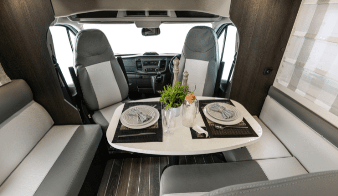 De dinette voorin de Just Go Challenger camper