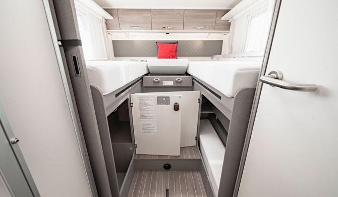 Het bed achterin de Just Go Pathfinder camper