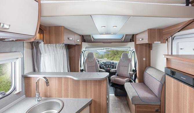 Interieur van de Apollo Family Traveller Plus camper