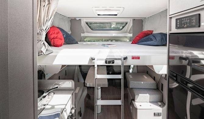 Het hefbed voorin de Just Go Pathfinder camper