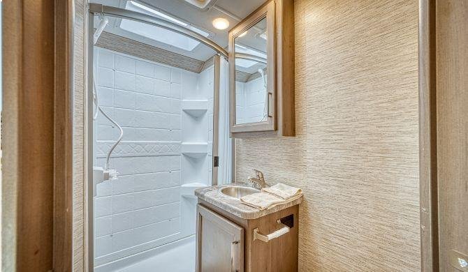 De badkamer van de El Monte C22 camper