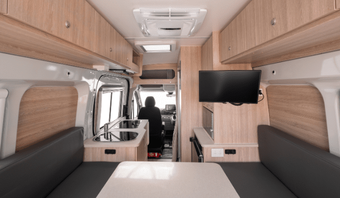 De binnenkant van de Trailblazer camper van Britz