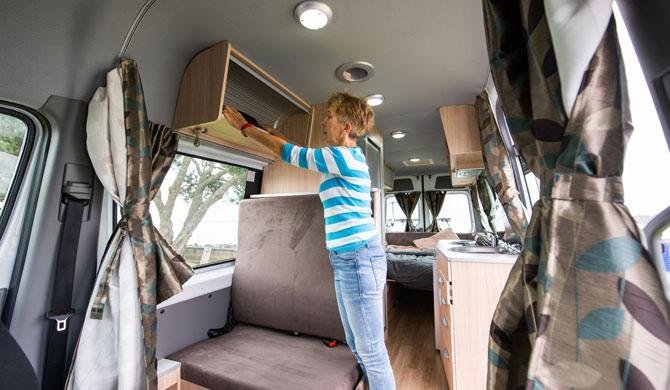 Het interieur van de Mighty Deuce Plus camper