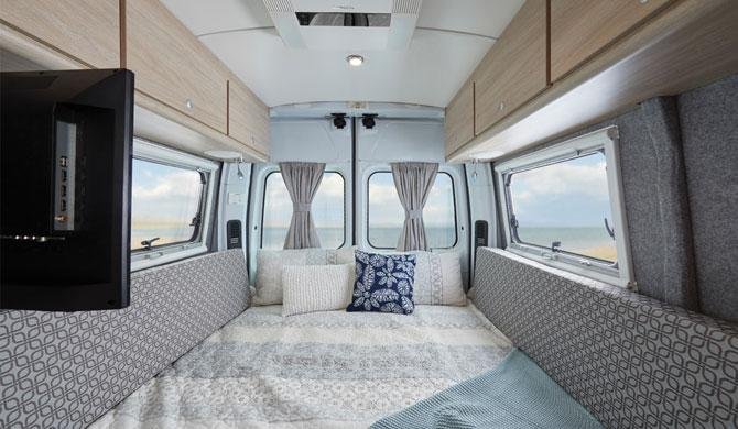 Het bed in de Lets Go 2+1 Berth Escape camper