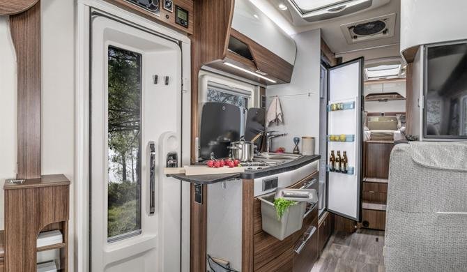 Het luxe interieur van de Rent Easy Exclusive First camper