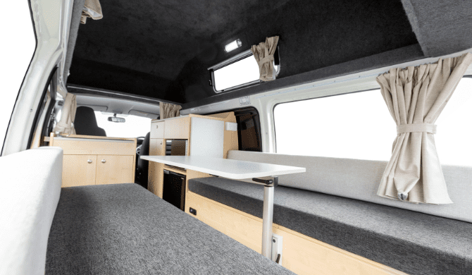 De zithoek in de HiLITE camper van Mighty LITE Nieuw Zeeland
