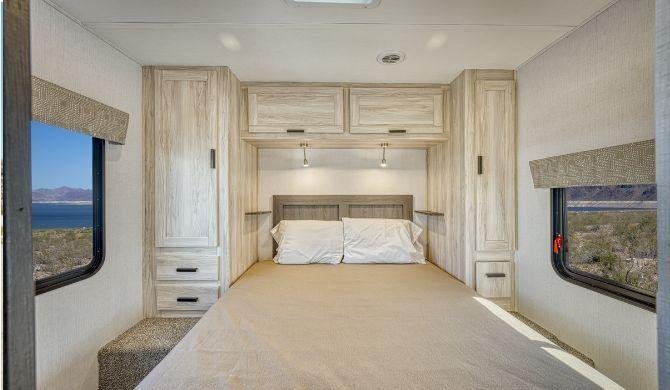 Het interieur van de El Monte C28 camper
