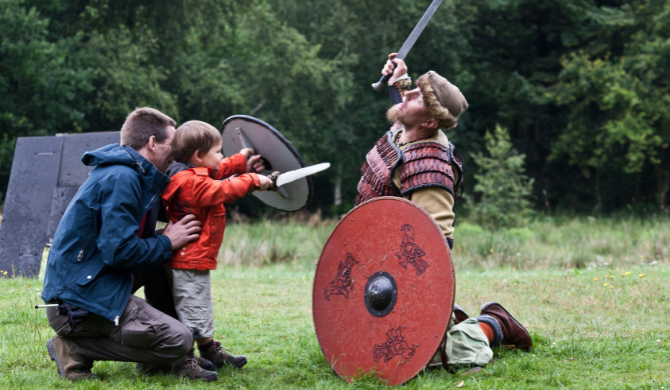 Ga met kinderen op camperreis door Denemarken en bezoek in Ribe het Vikingcenter