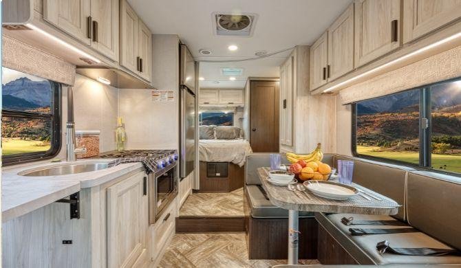 De compacte keuken in de Mighty M22 camper