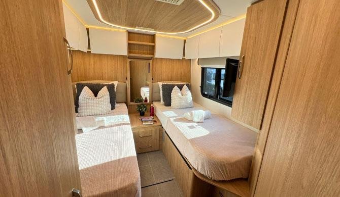 De bedden achterin de Fraserway B+ Premium camper