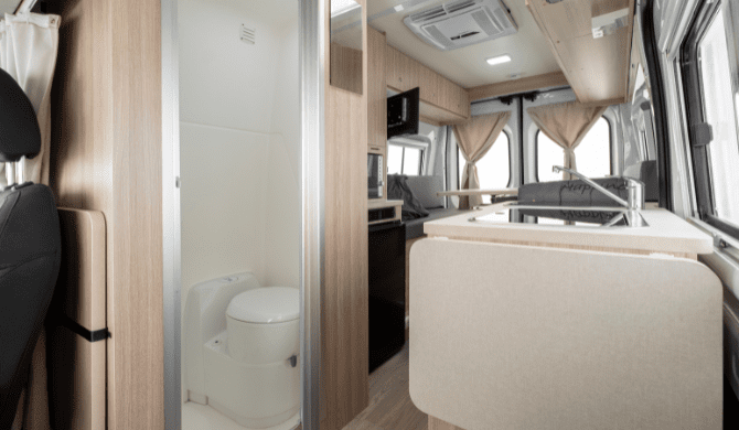Badkamer in de Trailblazer camper van Britz