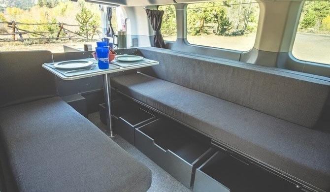 De dinette in de Mesa camper van Escape Campervans