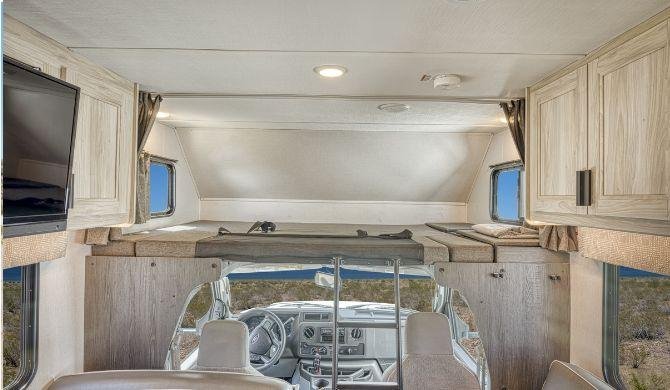 Het interieur van de El Monte C28 camper