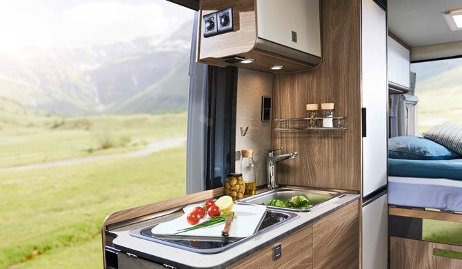 De compacte keuken in de Rent Easy City Extra camper