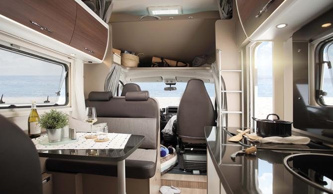 Het luxe interieur van de Rent Easy Family First camper