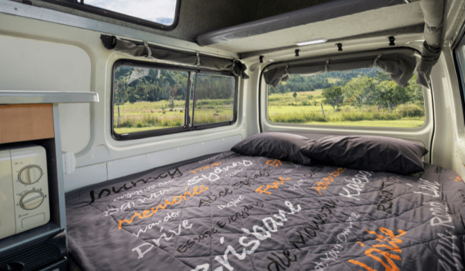 Het bed achterin de Highball camper van Mighty.