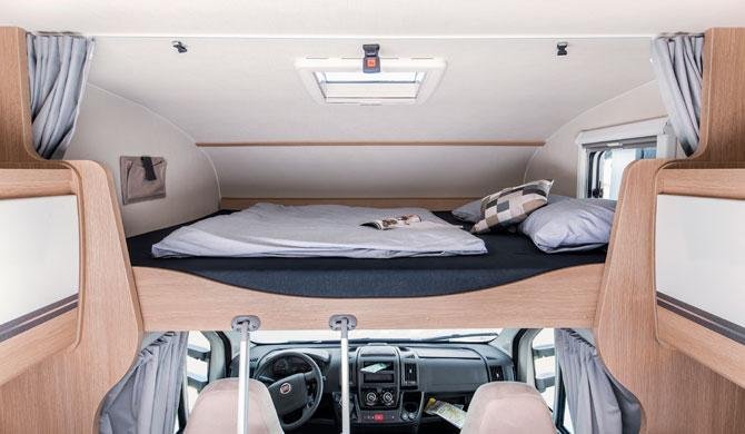 Het bed in de cab-over in de McRent EcoLine 6 camper