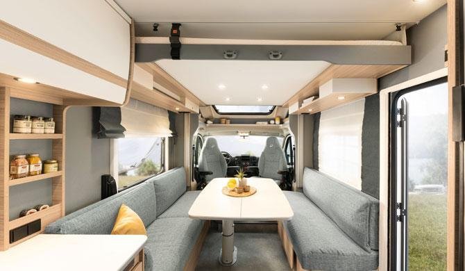 De dinette in de McRent Compact Standard camper