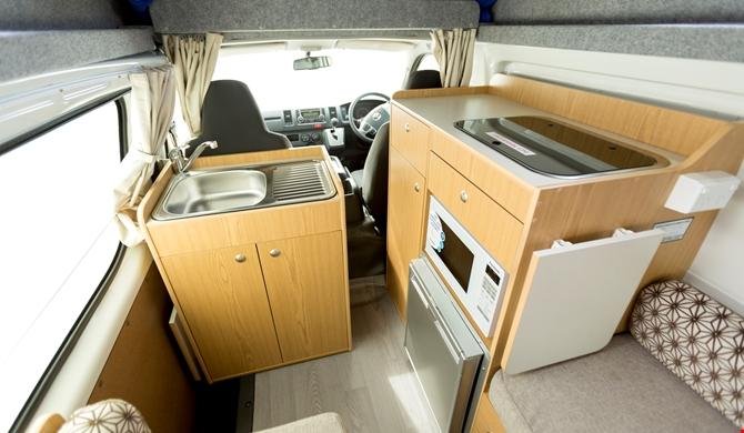 De compacte keuken in de Apollo Hitop camper