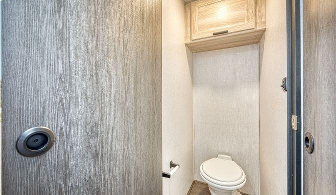 De badkamer in de El Monte C28 camper